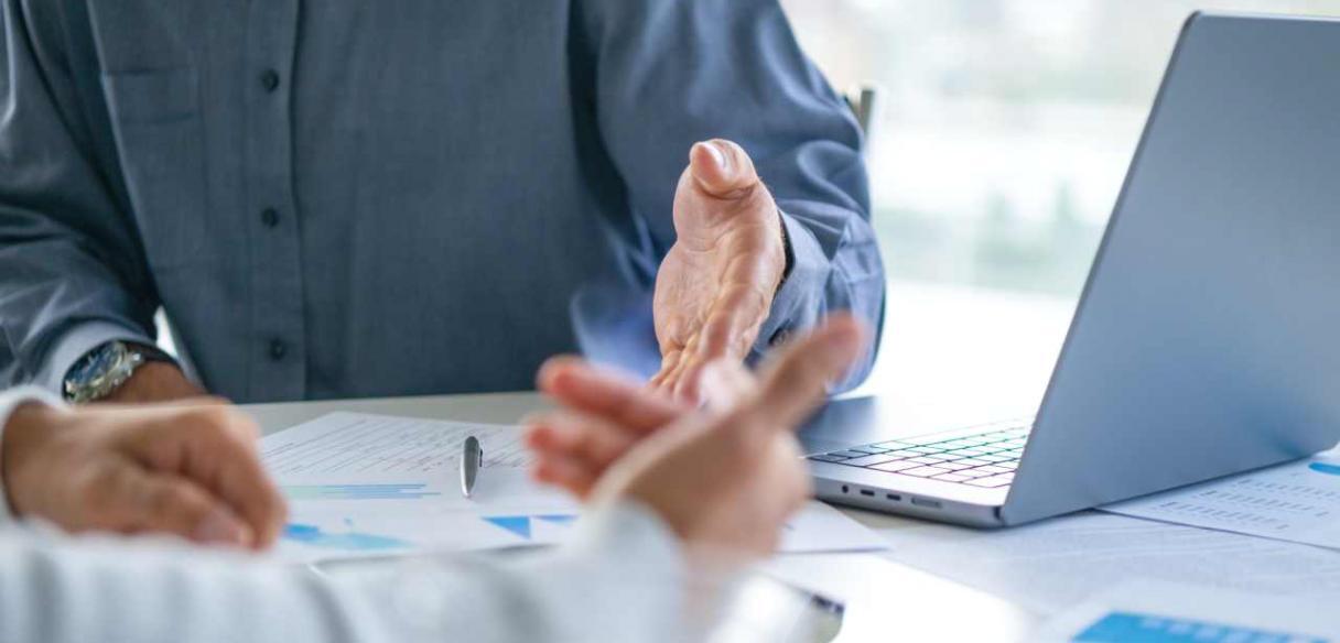 Finansų analitiko darbo aplinka — ekranai su duomenų modeliais ir ataskaitomis